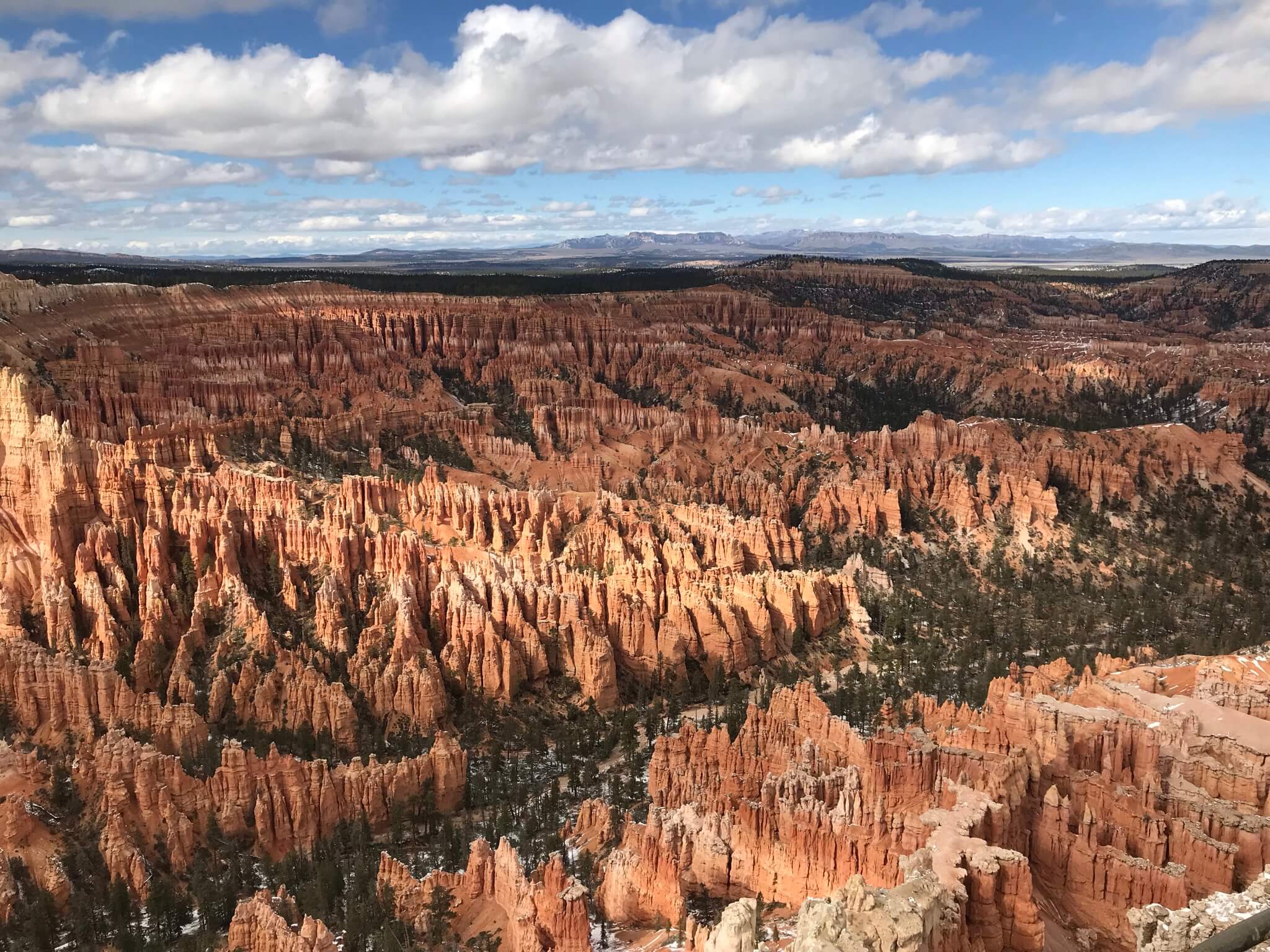 A view overlooking the jagged rocks pillars of Bryce Canyon National Park